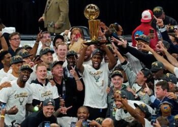 NBA, Bucks-Suns: una medaglia, due facce vincenti