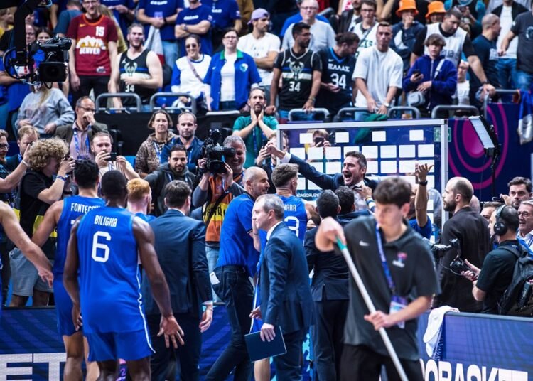 La pazza gioia di Pozzecco: il ‘salto’ su Antetokounmpo [VIDEO]