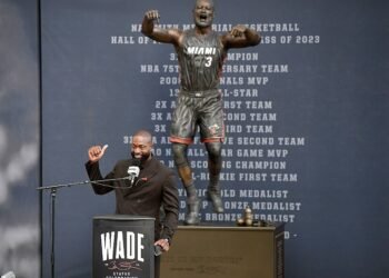 Miami Heat, Dwyane Wade sulla sua statua: “Chi è quel tizio?”