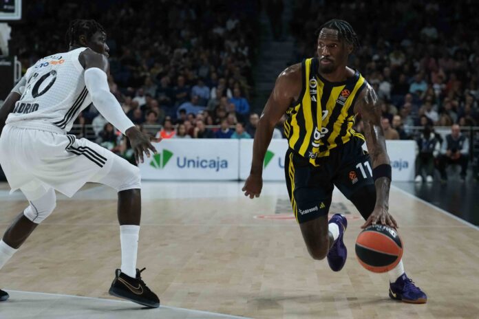 Nigel Hayes Davis (Fenerbahce)
