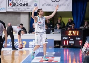 Cantù aggancia Rimini nel match che consacra Piccoli leader emotivo