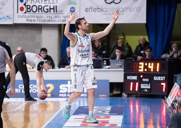 Cantù aggancia Rimini nel match che consacra Piccoli leader emotivo
