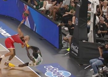 Panathinaikos-Olympiacos è follia: gestaccio di Fournier, espulsioni e far west