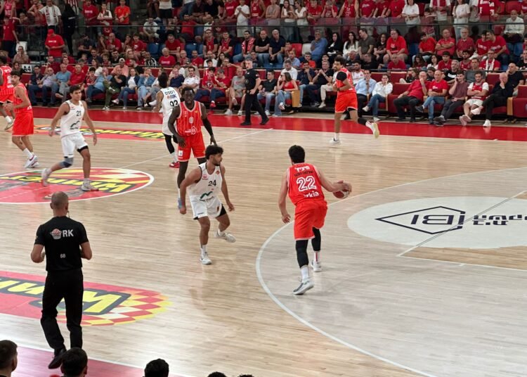 Micić debutto vincente con 18 punti, ma a Tel Aviv suonano le sirene