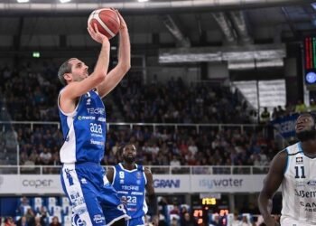 Della Valle e Bilan fanno volare la capolista Brescia, Cantù va ko, le pagelle