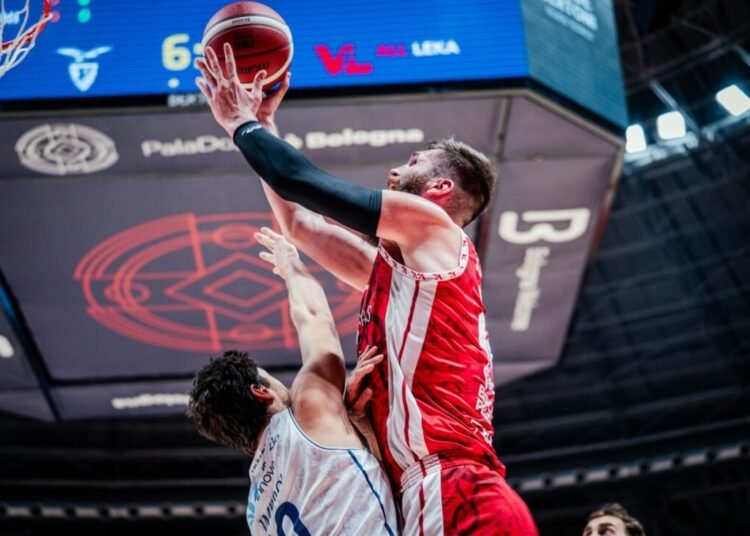 La VL Pesaro sorprende al PalaDozza: Fortitudo battuta 74-81, le pagelle della gara