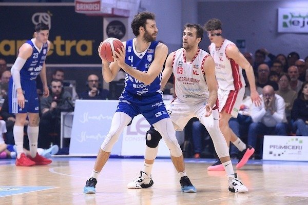 Brindisi batte Pesaro nel finale e conquista la vetta, le pagelle