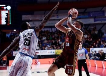 Napoli tenta la rimonta tre volte ma Venezia resiste e vince 106-96. Le pagelle