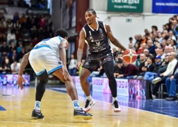 Tortona vince a Sassari contro una Dinamo mai doma, le pagelle