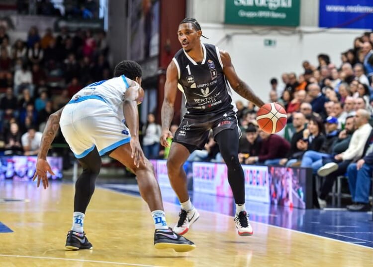 Tortona vince a Sassari contro una Dinamo mai doma, le pagelle