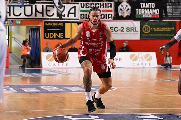 Olivier Nkamhoua (Pallacanestro Varese) Varese
