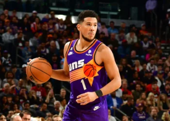 Booker sempre più isolato: i Suns perdono la quinta di fila