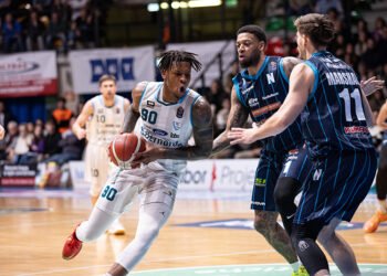 Cantù ora è l’opposto di Napoli e vince 94-77, le pagelle