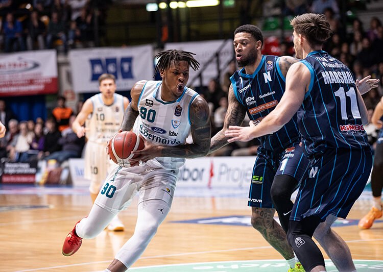 Cantù ora è l’opposto di Napoli e vince 94-77, le pagelle