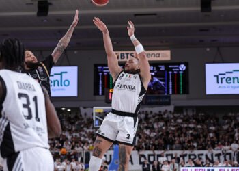 La Virtus vince gara 4 con 9 uomini: Diarra non doveva giocare