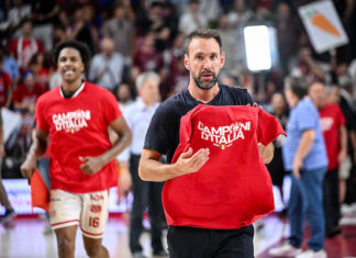 Poeta canta, la folla urla “Rinnova” a Shields: Milano festeggia lo scudetto