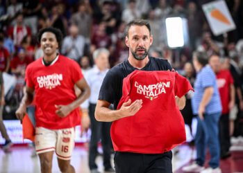 Poeta canta, la folla urla “Rinnova” a Shields: Milano festeggia lo scudetto
