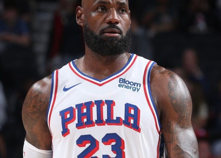 LeBron James ha debuttato con i 76ers: com’è andata