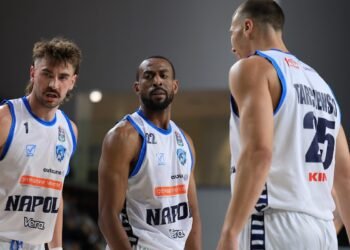 Napoli di rincorsa, battuta Tortona 90-92, le pagelle