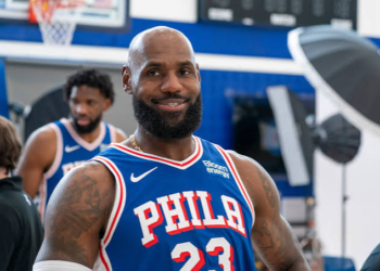 LeBron in panchina fa da babysitter alla figlia di Maxey