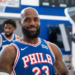 LeBron in panchina fa da babysitter alla figlia di Maxey