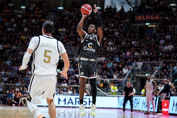 Carr trascina la Virtus: rimonta e vittoria contro la Maxima, le pagelle
